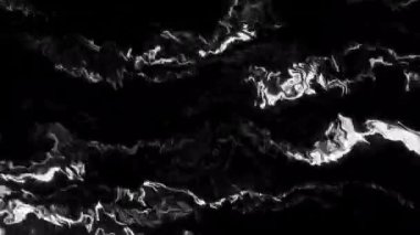 Parlayan ve yanıp sönen enerji akışı. Hareket. Elektrik enerjisi parlak kıvrımlarla akar. Siyah arkaplanda parlayan plazma çizgilerinin dalgalı akıntıları. 