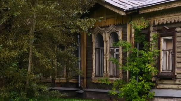 木制的房子库存录像 带有旧窗的住宅木屋长满了草 高质量的4K镜头 — 图库视频影像