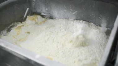 Endüstriyel makinede hamur hazırlığı. Şarjör. Otomatik hamur karışımı malzemelerini profesyonel hamur karıştırıcısıyla kapat