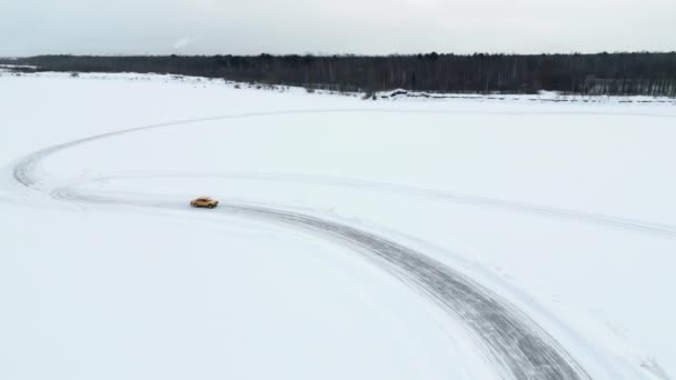 Widok Lotu Ptaka Śnieżnym Torze Zimą Klip Jeden Samochód Jadący — Wideo stockowe