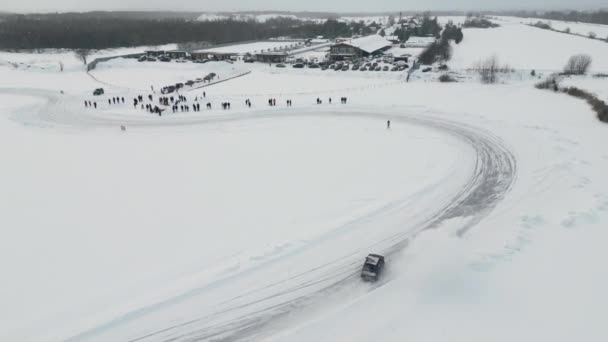 Gięcie Zimowego Toru Lodowego Jazdy Samochodów Podczas Wyścigu Klip Wyścig — Wideo stockowe