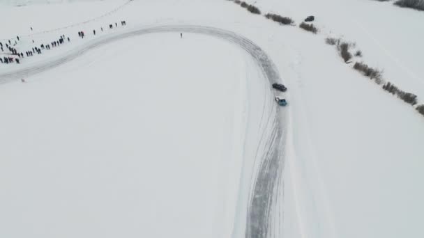 Hajlítás Téli Jégpálya Vezetés Autók Verseny Közben Csípés Téli Sportverseny — Stock videók
