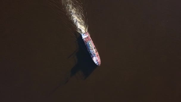 Vista Aérea Barco Navegando Por Río Marrón Clip Concepto Transporte — Vídeos de Stock