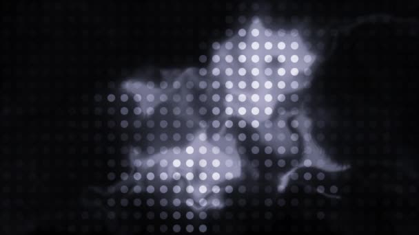 黒い背景に点と光るスポット ムーブメント 黒い背景に輝くスポットと点がある背景 スクリーンセーバーのために動く明るく輝くスポットが点 — ストック動画