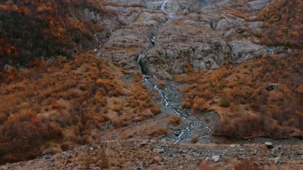 自然の中にある砂漠の風景 クリエイティブ 寒い泉が打ち負かされる周辺の森で育った巨大な山 高品質の4K映像 — ストック動画