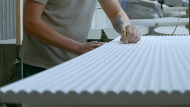 Reparação Quarto Criativa Homem Com Mãos Fortes Retifica Limpa Superfícies — Vídeo de Stock
