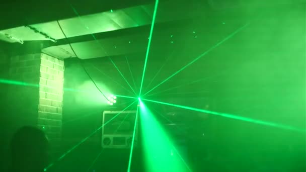Клубна Молодіжна Вечірка Кліп Зелені Лазерні Промені Підсвічуванні Поруч Діджеєм — стокове відео