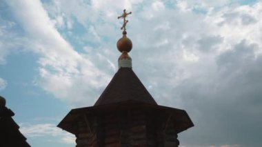 Hristiyan ortodoks kilise binası çatısında haç olan bulutlu gökyüzünün altında alçak açılı çekim. Medya. Dini bir yer, kültür mirası.