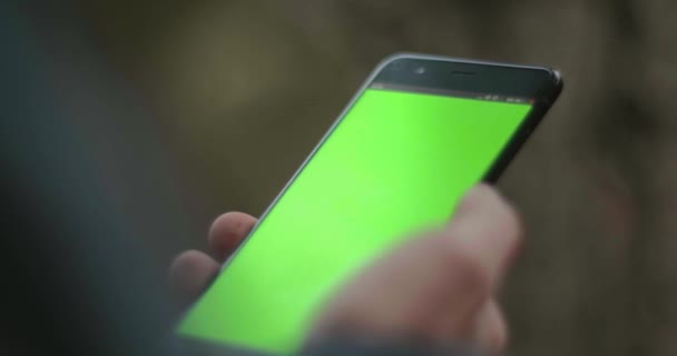 Een Smartphone Met Een Groen Scherm Voorraad Een Zwarte Nieuwe — Stockvideo