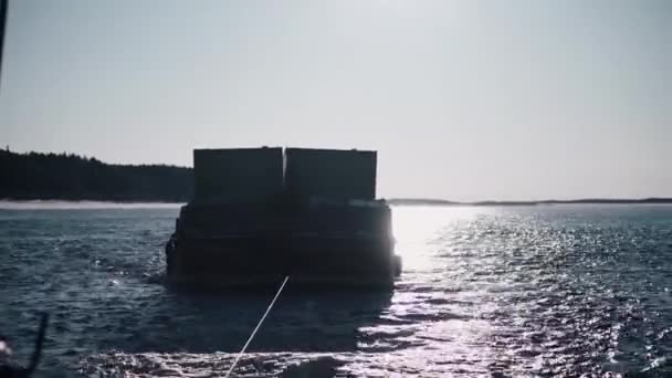 水上輸送について クリップ マグカップと食料で満たされたデッキを搭載した浮遊貨物船 高品質のフルHd映像 — ストック動画