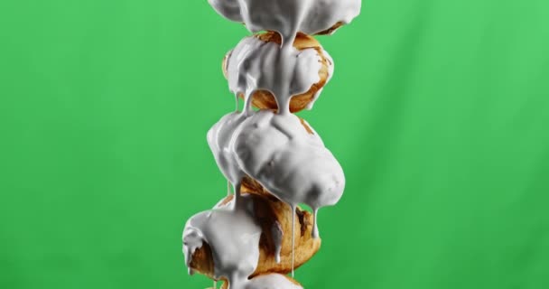 把厨房的概念放在绿色背景上 库存夹 橘子饼干和甜奶油饼干都涂上了白甜奶油 高质量的4K镜头 — 图库视频影像
