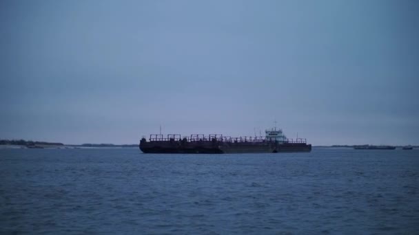 Ogromne Pływające Statki Trudnej Pogodzie Klip Marynarka Żegluje Zimą Tle — Wideo stockowe