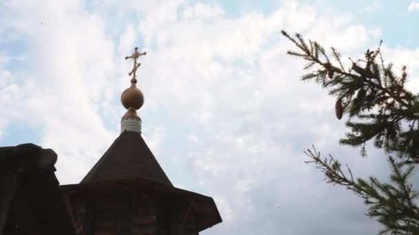 Christelijk Orthodoxe Kerk Gebouw Met Kruis Het Dak Onder Bewolkte — Stockvideo