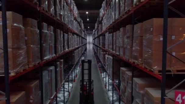 仓库的大型物流商业结构 货架上有箱子 工业生产 交付商品供国内跨国出口 — 图库视频影像