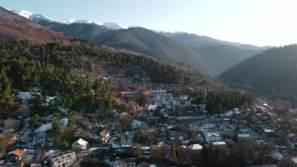Luftaufnahme Eines Dorfes Inmitten Der Bewaldeten Berge Verfilmung Ökologischer Lebensraum — Stockvideo