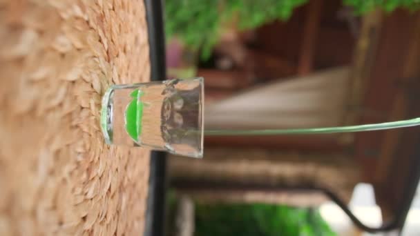 Vertikales Schießen Von Gießflüssigkeit Glas Clip Hohe Grüne Flüssigkeit Wird — Stockvideo