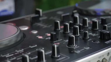 Ses stüdyosundaki adam ses karıştırıcı konsoluyla çalışıyor. Medya. DJ eller ve ses makinesi, müzik üretimi