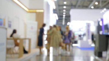 Alışveriş veya iş merkezindeki kalabalığı bulanıklaştırdı. Medya. Modern bir binanın odağını kaybetmiş.
