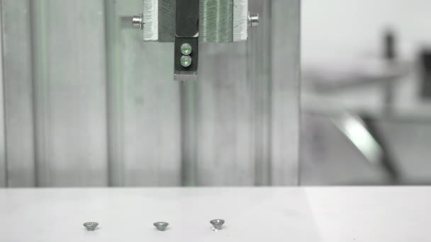 Закрытие Работающей Автоматической Отверточной Машины Сми Промышленное Профессиональное Оборудование — стоковое видео