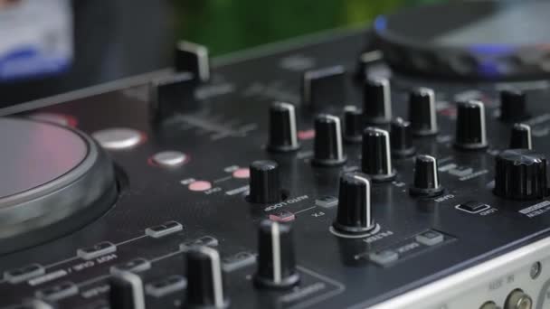 Pria Studio Suara Bekerja Dengan Konsol Mixer Suara Media Tangan — Stok Video