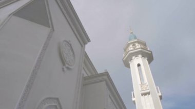 Beyaz bir cami, din ve mimari kavramı. Sahne. Büyük pencereli güzel bir bina.