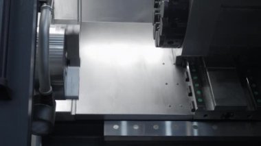 Fabrikadaki bir makinenin dönen metal parçası. Medya. Sanayi geçmişi, ağır makineler.