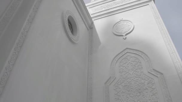 Szczegóły Wejścia Świątyni Rzeźbioną Ornamentem Arkuistego Kształtu Scena Pojęcie Architektury — Wideo stockowe
