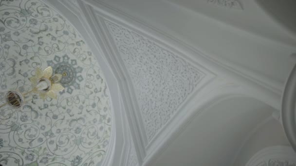 白色天花板的低角度视图 装饰精美 雕刻的装饰品和花纹 — 图库视频影像