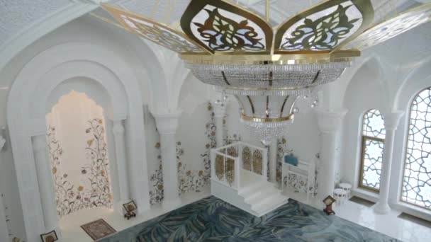 Огромная Люстра Драгоценными Камнями Внутри Мечети Сцена Белый Интерьер Внутри — стоковое видео