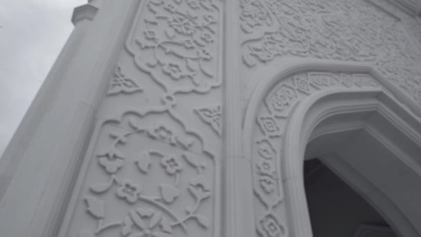 Podrobnosti Vstupu Chrámu Vyřezávaným Ornamentem Arkvátového Tvaru Scéna Koncept Architektury — Stock video