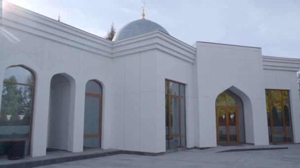 Eksterior Dari Masjid Putih Konsep Agama Dan Arsitektur Adegan Bangunan — Stok Video