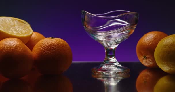 酒杯餐馆或酒吧柜台上有酒精鸡尾酒饮料的杯子库存夹 用橙子装饰的酒吧柜台 — 图库视频影像