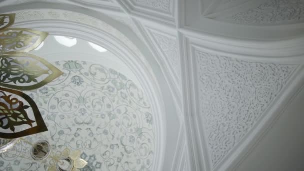Niski Kąt Widzenia Biały Sufit Piękną Ozdobą Scena Rzeźbione Dekoracje — Wideo stockowe