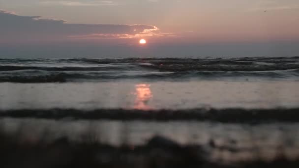 Arka Planda Gün Batımında Küçük Dalgaların Yakın Çekimi Yaratıcı Gün — Stok video