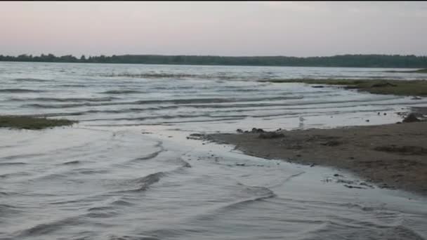 Ландшафт Озера Волнами Берегу Вечером Творческий Подход Волны Лёгкого Ветерка — стоковое видео