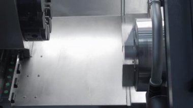 Fabrikadaki bir makinenin dönen metal parçası. Medya. Sanayi geçmişi, ağır makineler.