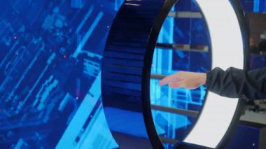 Modern bilgisayarın önünde duran ve jestlerle veri merkezini etkinleştiren bilişim uzmanı. Medya. Bilgiyi Sayısallaştırma, Jest Kontrolü