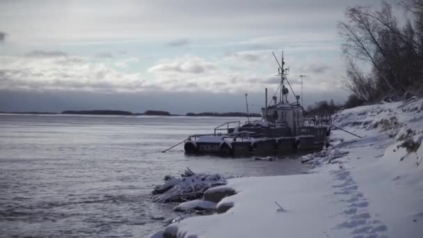 Θέα Από Ελικόπτερο Κλιπ Χώρος Στάθμευσης Φορτηγών Πλοίων Στο Ποτάμι — Αρχείο Βίντεο