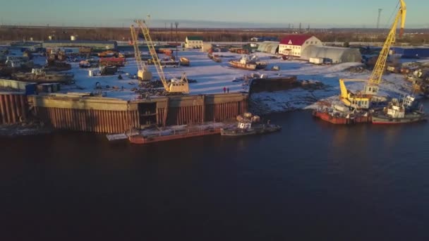 从直升机上看到的剪断 冬季在工厂附近的河里停放货船 优质Fullhd影片 — 图库视频影像