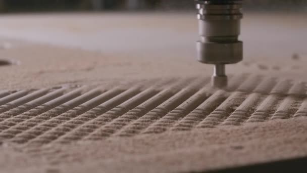 彫刻機械彫刻の木製板 クリエイティブ 木の表面を切断し パターンを作成する自動機械 — ストック動画
