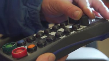 Siyah kontrol paneli. Yaratıcı. Güçlü erkek ellerinde özel bir kontrol paneli. Yüksek kalite 4k görüntü