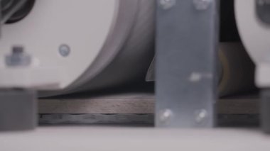 İş akışı. Yaratıcı. Özel ekipman ve makinelerle çalışan büyük bir fabrika. Yüksek kalite 4k görüntü