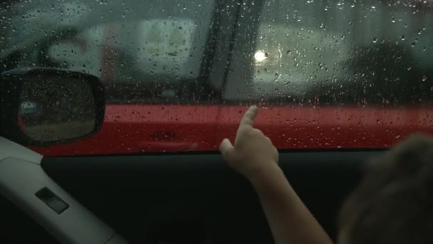 Petit Garçon Dessinant Des Motifs Sur Fenêtre Créatif Enfant Dans — Video