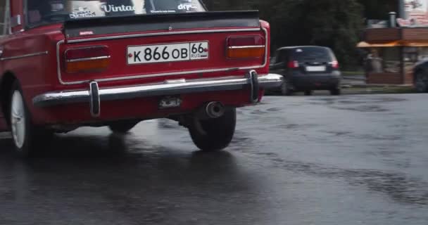 세르비아 베오그라드 2023년 오래된 드리프트 주식이요 오래된 자동차는 여름에 도시에서 — 비디오