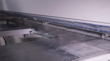Fabrika atölyesinin kapağını açıyorum. Yaratıcı. Çalışma mekanizmasına sahip endüstriyel arkaplan