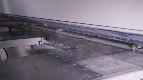 在工厂车间打开片状物 具有工作机制的工业背景 — 图库视频影像