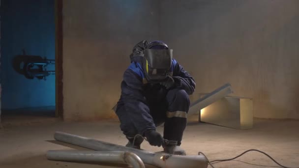 Koruyucu Maskeli Demirci Metal Çelik Demirle Kaynak Makinesi Kullanıyor Şarjör — Stok video