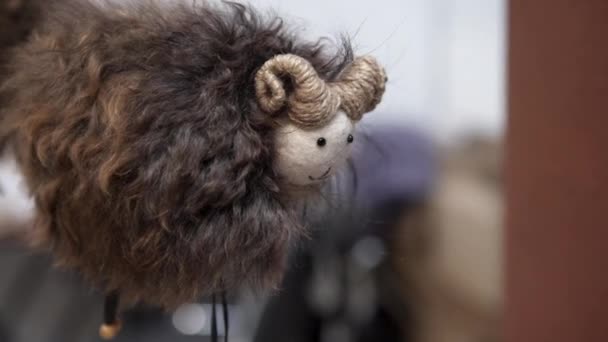 柔软的玩具 第5条 一条挂在绳子上的笑着的羊的棕色部分 高质量的4K镜头 — 图库视频影像