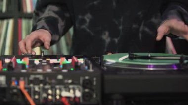 DJ partisi. - Sanat. Partide özel ekipmanlarla müzik yapan bir adam. Yüksek kalite 4k görüntü
