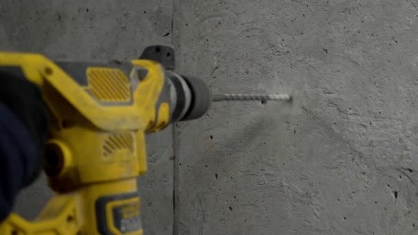 Temiz Tamirat Şarjör Sarı Bir Yumruk Duvarda Küçük Delikler Açar — Stok video